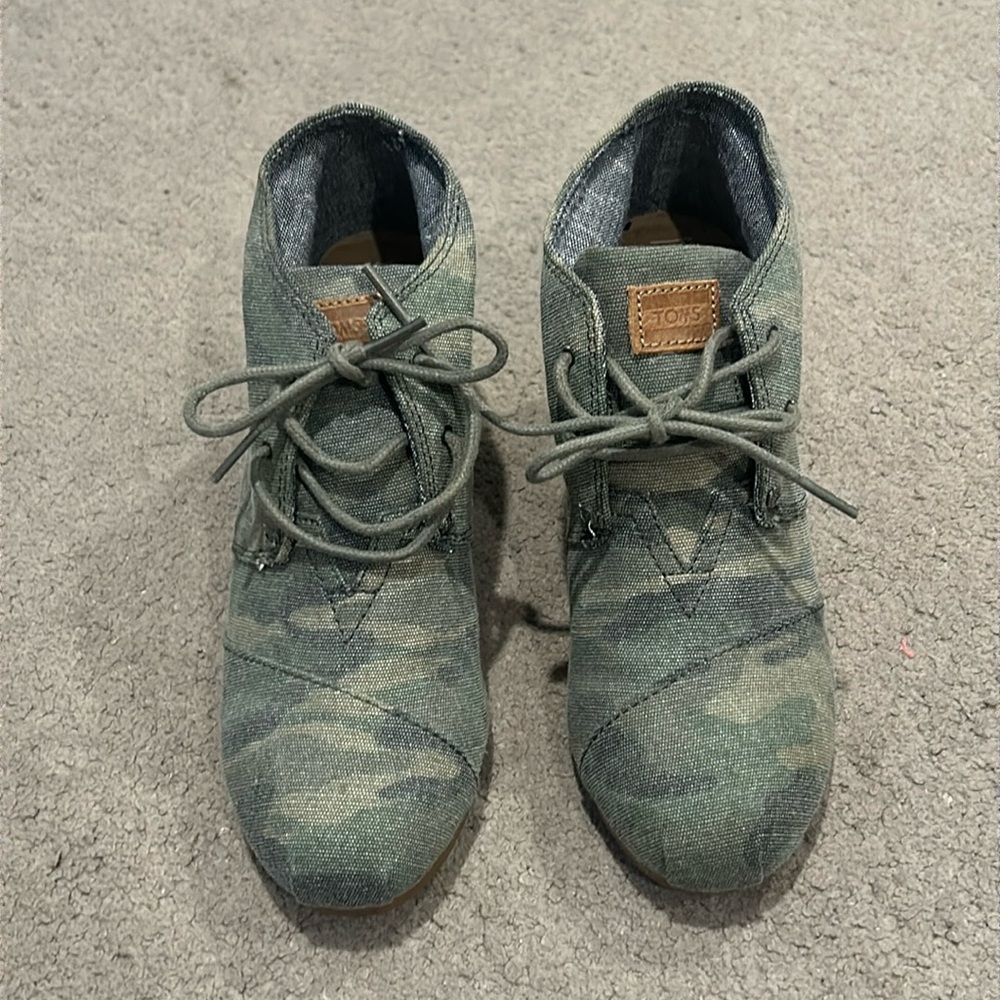 Toms Camo Wedges